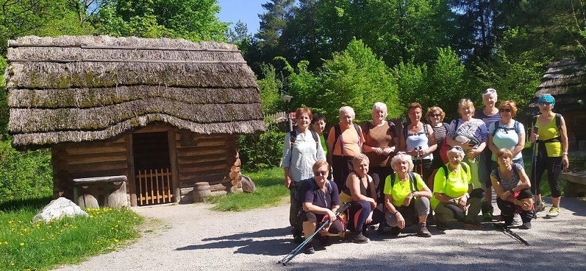 spoločná fotografia v stredovej dedine