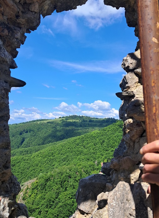vyhľad z okna Vršateckého hradu
