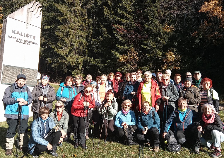 spoločná fotka pri pamätníku