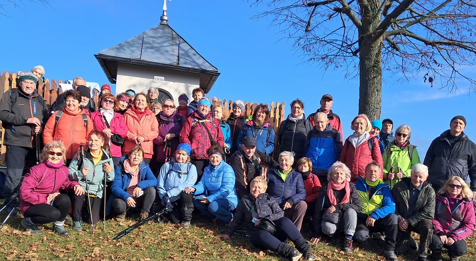 spoločná fotografia pri kaplnke