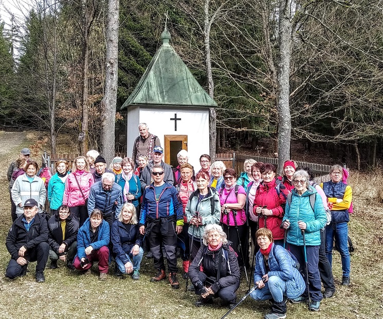 spoločná fotka pri kaplnke nad Štiavnikom